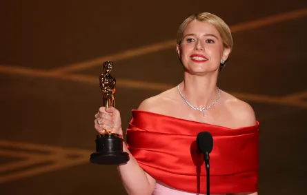 جيسي بكلاي Jessie Buckley في حفل توزيع جوائز أوسكار 2026. مصدر الصورة: Patrick T. Fallon / AFP