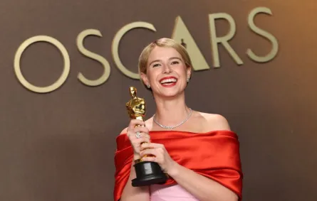 جيسي بكلاي Jessie Buckley في حفل توزيع جوائز أوسكار 2026. مصدر الصورة: Patrick T. Fallon / AFP