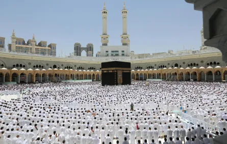 جموع من المعتمرين في المسجد الحرام