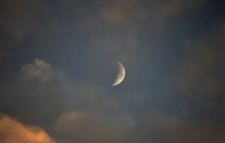 المحكمة العليا تدعو إلى تحري رؤية هلال شوال مساء غدٍ الأربعاء 