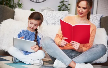 الأم وطفلتها تقرأن بطريقتهما