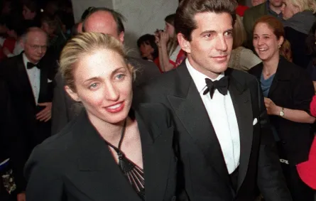 جون كينيدي الابن وزوجته كارولين بيسيت يغادران البيت الأبيض في1 مايو 1999 - مصدر الصورة MANNY CENETA / AFP