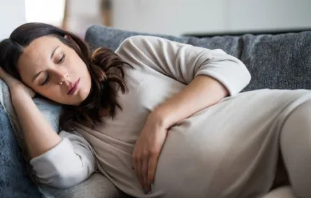 صورة لحامل تشعر بالحيرة مع اقتراب ولادتها