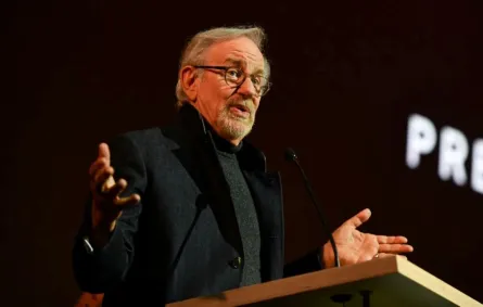 ستيفن سبيلبرغ في متحف أكاديمية فنون وعلوم الصور المتحركة في لوس أنجلوس (Steven Spielberg at the Academy Museum of Motion Pictures in Los Angeles). مصدر الصورة: Chris DELMAS / AFP