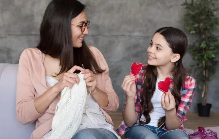 صورة لطفلة تعبر عن امتنانها للأم