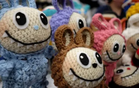 دُمى لابوبو في معرض لوس أنجلوس كوميك كون 2025 - Crocheted Labubu dolls are display during 2025 Los Angeles Comic- مصدر الصورة: (Photo by Paul Butterfield / GETTY IMAGES NORTH AMERICA / Getty Images via AFP)