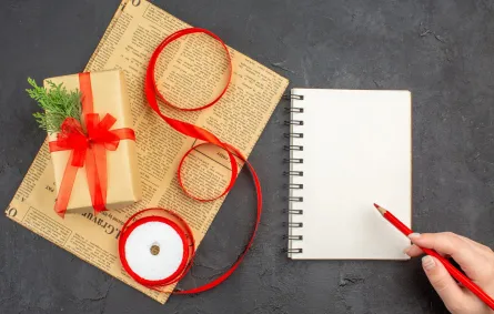  شابة ستكتب كلمات إهداء رقيقة على كارت لتضعه على الهدية   