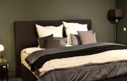 غرفة نوم داكنة الألوان