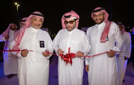 المستشار تركي ال الشيخ وزكي حسنين ومحمد زكي حسنين -الصورة من المركز الإلعلامي لشركة بنش مارك