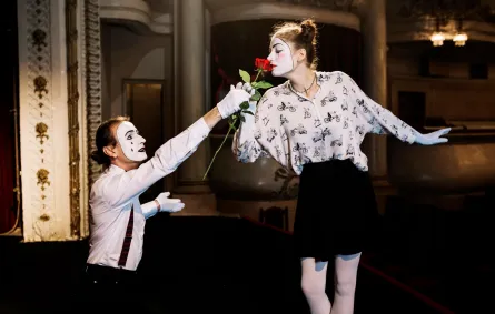 ممثلان يمثلان مشهدا مسرحيًا   