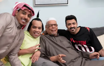 علي المدفع مع أبطال العمل- الصورة من حساب شباب البومب على الانستغرام