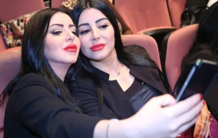 إيناس النجاروشقيقتها سوار
