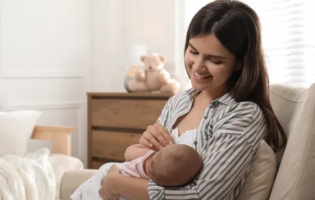 صورة لأم ترضع مولودها