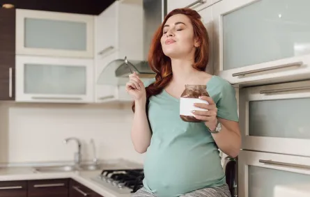 نصائح لتناول الحامل للحلويات في رمضان دون ضرر على صحتها- مصدر الصورة: Freepik by diignat 