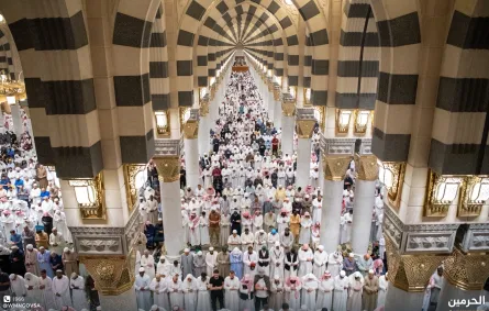 المصلون يؤدون صلاة التراويح في المسجد النبوي