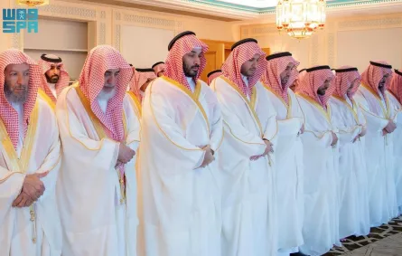 ولي العهد السعودي يؤدي صلاة ‎عيد الفطر المبارك في المسجد الحرام- الصورة من واس 