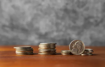 حلم جمع النقود المعدنية من الأرض  -مصدر الصورة: Freepik