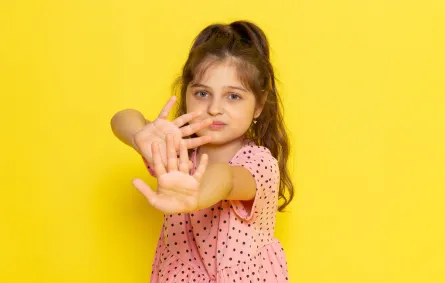 نصائح للتعامل مع الطفل الذي يعاني من متلازمة رهاب اللمس- مصدر الصورة: Freepik by KamranAydinov