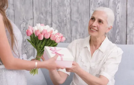 تقديم هدية لحماتك في العيد يكسبكِ قلبها مما يقوي الروابط الأسرية- مصدر الصورة: freepik