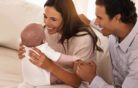 صورة أبوين يكلمان المولود