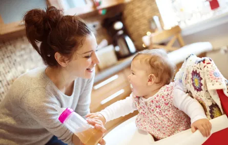 صورة جليسة مع المولود