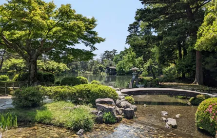 حديقة كينروكوين كما تبدو في يوم مشمس