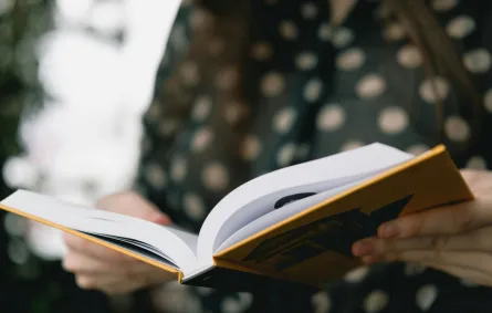 فتاة تقرأ كتاب