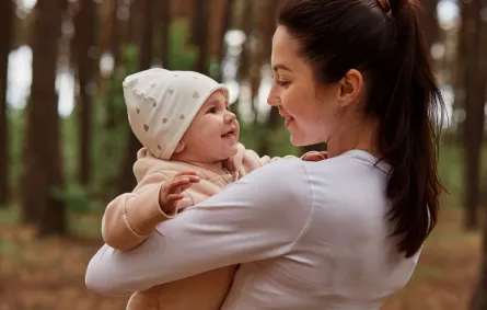 صورة لأم تحمل رضيعها