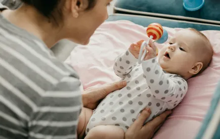 صورة لأم تتحدث مع طفلها