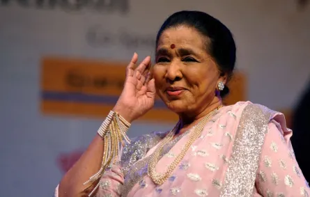 آشا بوسلي في مومباي (Asha Bhosle in Mumbai). مصدر الصورة: STRDEL / AFP