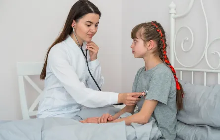 صورة لطبيبة تكشف على طفلة