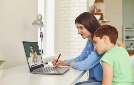 صورة لأم وطفلها يتشاركان اللعب