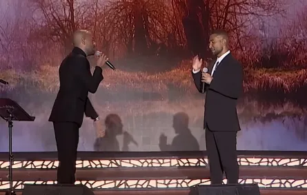 أحمد سعد وتامر عاشور- الصورة من شاشة عرض حفل ليلة الدموع