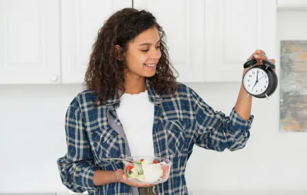 تناول الأكل في النصف الثاني من اليوم يبطيء التمثيل الغذائي- المصدر freepik