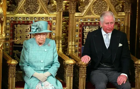 الملكة إليزابيث الثانية والأمير تشارلز في مبنى البرلمان بلندن (Queen Elizabeth II and Prince Charles in the Houses of Parliament in London). مصدر الصورة: Aaron Chown / POOL / AF