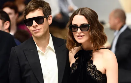 كيرا نايتلي وجيمس رايتون في باريس، فرنسا عام 2022 ( Keira Knightley and James Righton in Paris, France on 2022). مصدر الصورة: Christophe ARCHAMBAULT / AFP