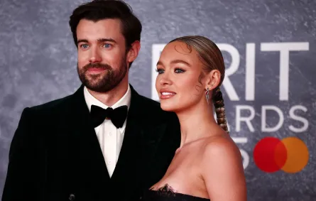 جاك وايتهول Jack Whitehall وزوجته روكسي هورنر Roxy Horner في حفل توزيع جوائز بريت 2025. مصدر الصورة: HENRY NICHOLLS / AFP