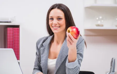ماذا يحدث لجسمكِ عند تناول التفاح يومياً؟