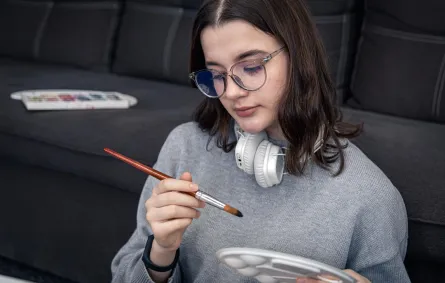 صورة لمراهقة ترسم