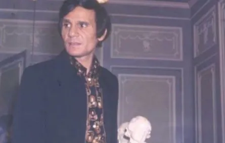 عبد الحليم حافظ داخل منزله- الصورة من صفحته على فيس بوك