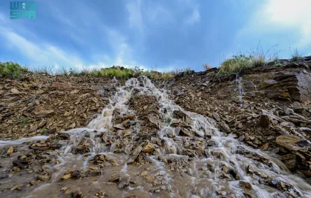  أمطار الباحة تشكّل شلالات موسمية على الصخور (مصدر الصورة: واس)
