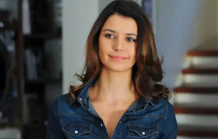 بيرين سات Beren Saat - الصورة من صفحتها على الفيس بوك