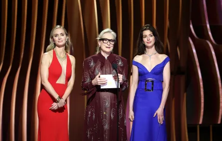 من اليمين آن هاثاوي Anne Hathaway ميريل ستريب Meryl Streep إميلي بلانت Emily Blunt (مصدر الصورة:  Matt Winkelmeyer / GETTY IMAGES NORTH AMERICA / Getty Images via AFP)