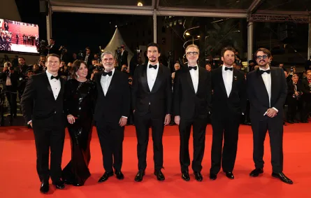 نجوم فيلم Paper Tiger في العرض الخاص للفيلم بمهرجان كان السينمائي 2026- مصدر الصورة:Hoda Davaine/Getty Images 