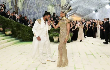 راسل ويلسون Russell Wilson وسيارا Ciara في حفل ميت غالا 2026. مصدر الصورة: Mike Coppola/Getty Images/AFP