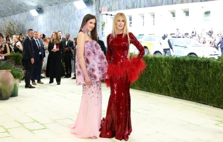 صنداي روز كيدمان أوربان Sunday Rose Kidman Urban ونيكول كيدمان Nicole Kidman في حفل ميت غالا 2026. مصدر الصورة: Angela Weiss / AFP