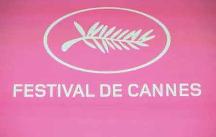 شعار مهرجان كان السينمائي. مصدر الصورة: Bertrand GUAY / AFP