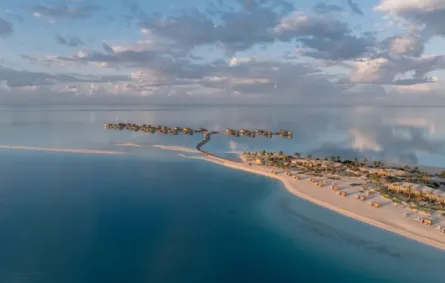 إطلالة على منتجع سانت ريجيس البحر الأحمر/ الصورة صفحة thestregisredsea  الرسمية على انستغرام