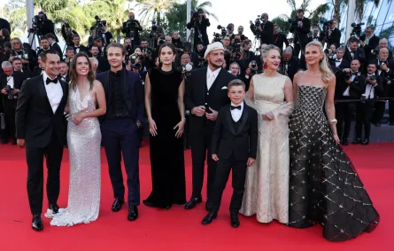 جون ترافولتا John Travolta مع فريق عمل فيلمه Propeller One-Way Night Coach بمهرجان كان السينمائي 2026. مصدر الصورة: Thibaud MORITZ / AFP