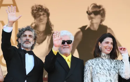  الممثل الأرجنتيني ليوناردو سباراليا، والمخرج السينمائي الإسباني بيدرو ألمودوفار، والممثلة الإسبانية باربرا ليني من عرض الفيلم- Photo by Olivier CHASSIGNOLE / AFP